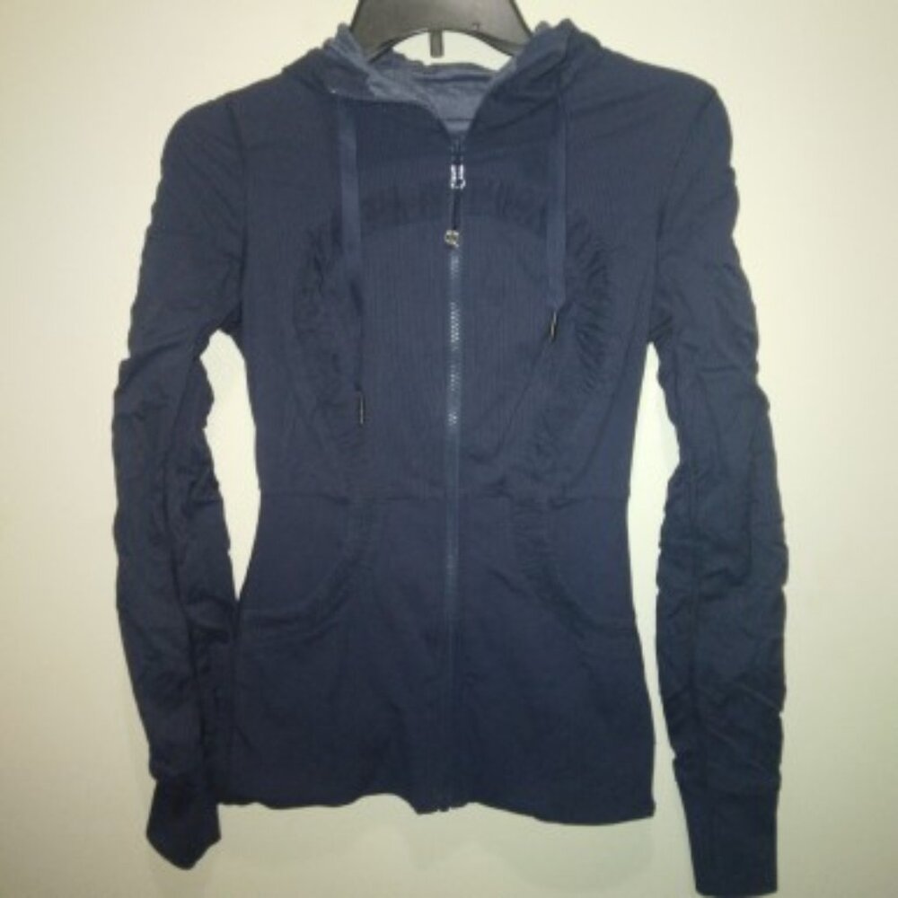 Lululemon hooded Define jacket with ruching size 8 (M )